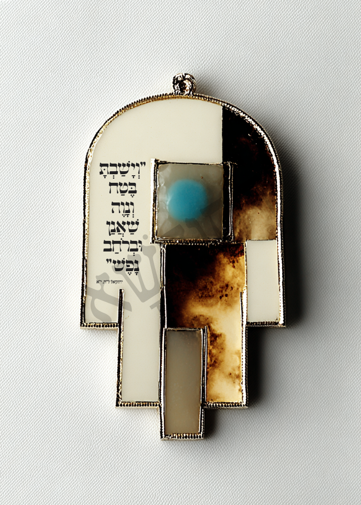 יצירת אמנות דקודשא על הקיר עם נוכחות אלגנטית ומשמעות שקטה