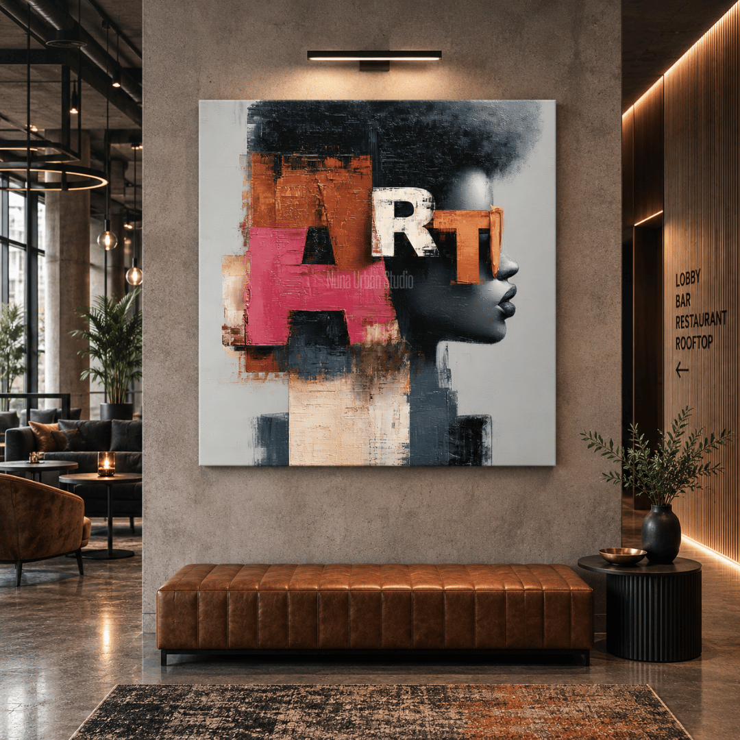 ART WITHIN יצירת Mixed Media עם דיוקן וטיפוגרפיה מוצגת בחלל מודרני