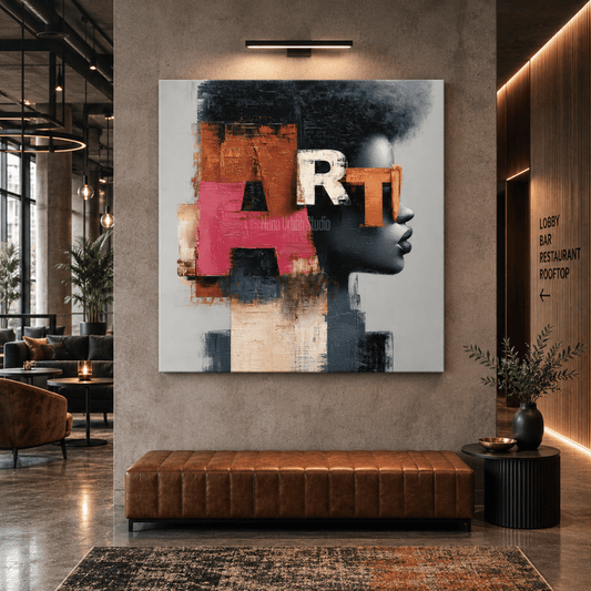 ART WITHIN יצירת Mixed Media עם דיוקן וטיפוגרפיה מוצגת בחלל מודרני